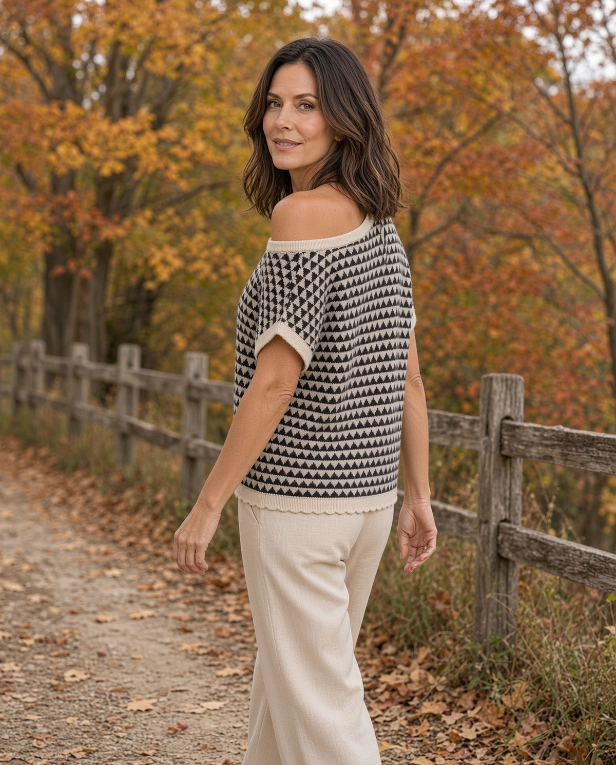 JOA Geometric-Stripe Scalloped Short-Sleeve Sweater – Black