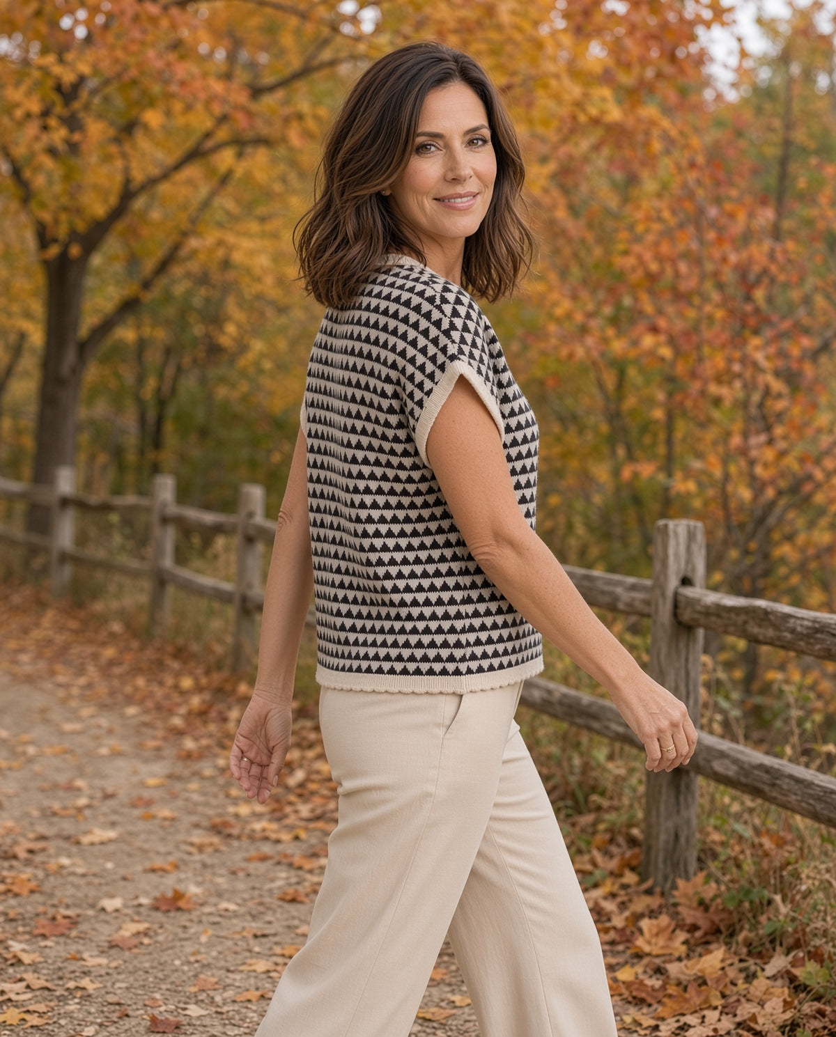 JOA Geometric-Stripe Scalloped Short-Sleeve Sweater – Black